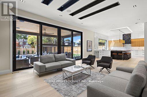 122 Ashbourne Drive, Toronto, Ontario  M9B 4H8 - Photo 8 - W12706094