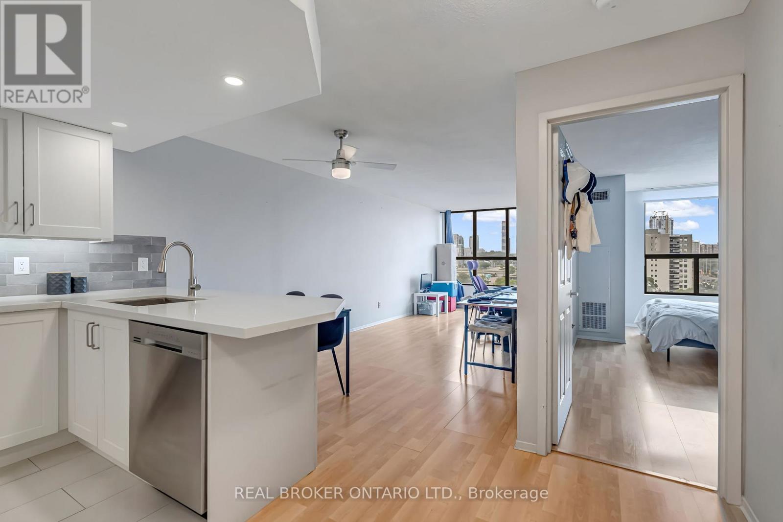 903 - 25 Agnes Street, Mississauga, Ontario  L5B 3X7 - Photo 4 - W12708946