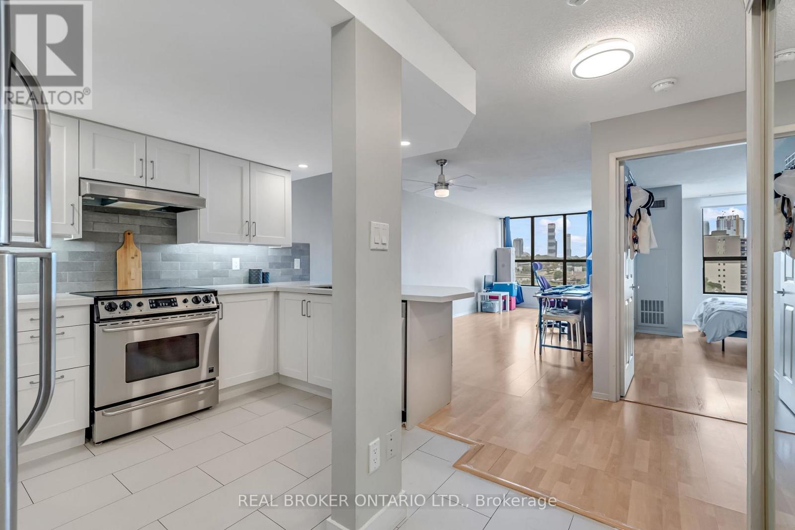 903 - 25 Agnes Street, Mississauga, Ontario  L5B 3X7 - Photo 9 - W12708946