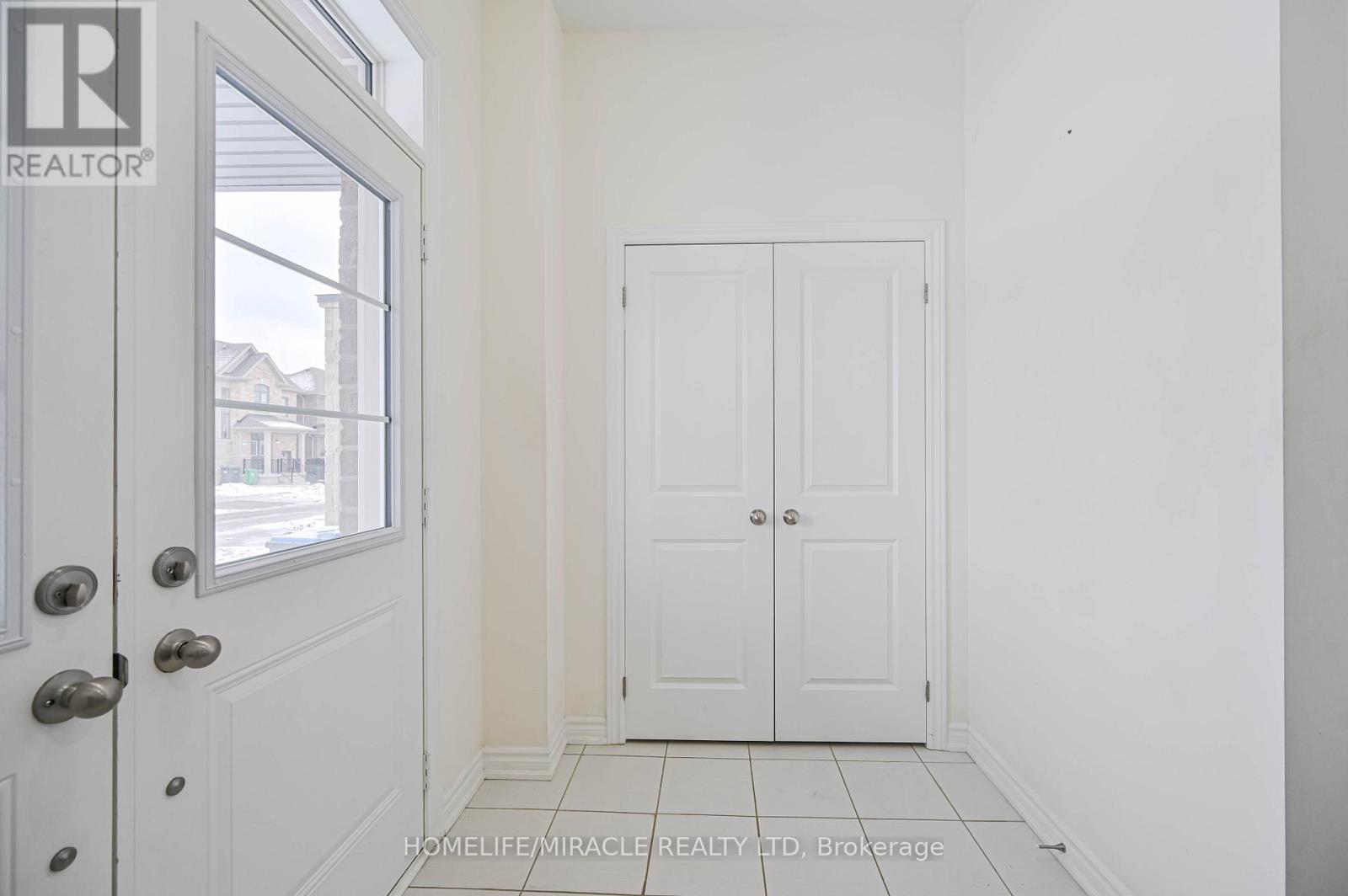 42 Truffle Court, Brampton, Ontario  L7A 5A6 - Photo 5 - W12709002