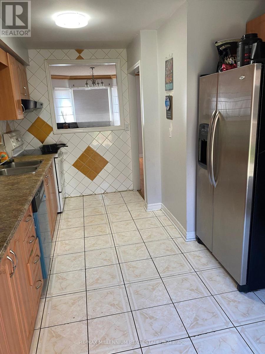 74 Shady Pine Circle, Brampton, Ontario  L6R 1K3 - Photo 3 - W12709034