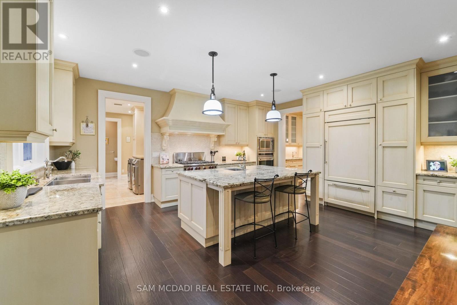 1286 Woodeden Drive, Mississauga, Ontario  L5H 2T6 - Photo 10 - W12709052