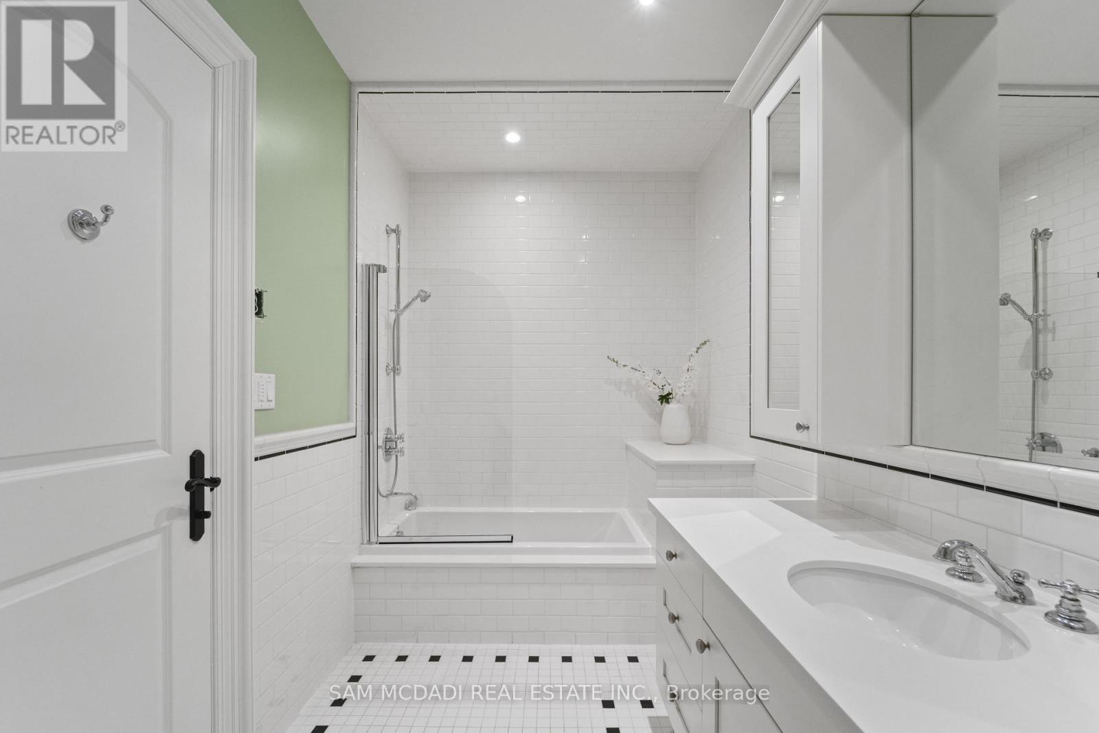 1286 Woodeden Drive, Mississauga, Ontario  L5H 2T6 - Photo 25 - W12709052