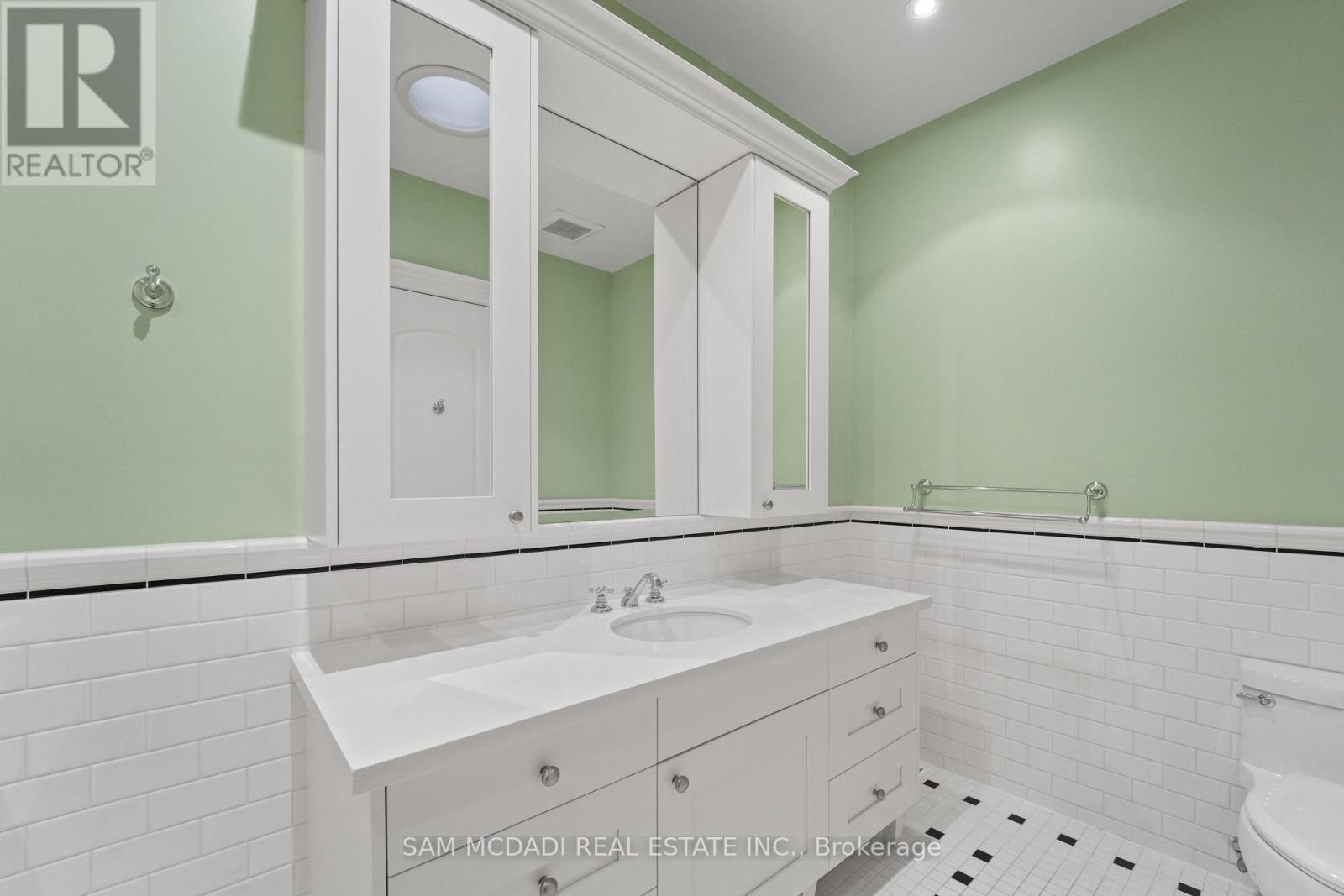 1286 Woodeden Drive, Mississauga, Ontario  L5H 2T6 - Photo 26 - W12709052