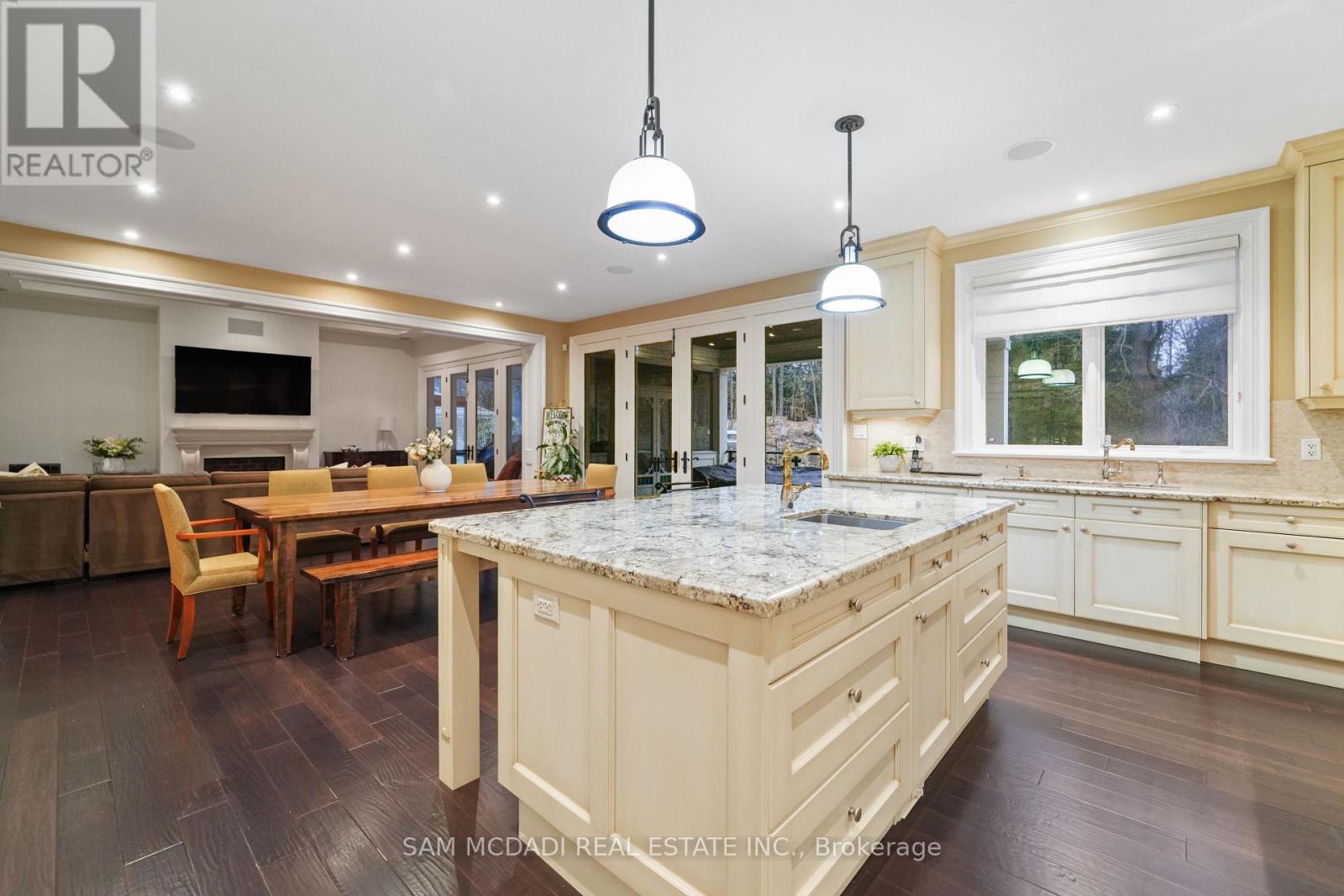 1286 Woodeden Drive, Mississauga, Ontario  L5H 2T6 - Photo 9 - W12709052