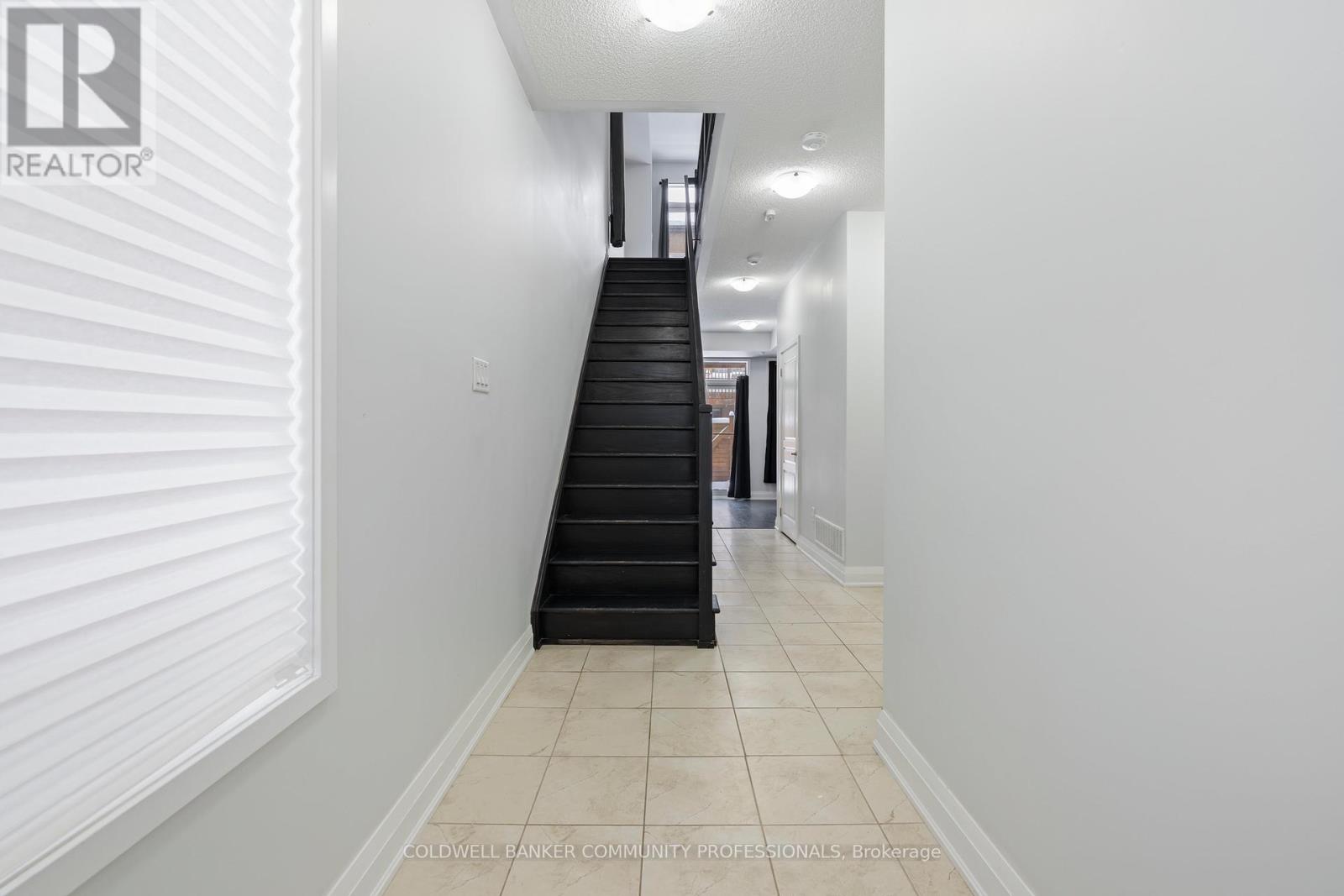 193 Huguenot Road, Oakville, Ontario  L6H 0L6 - Photo 4 - W12706676