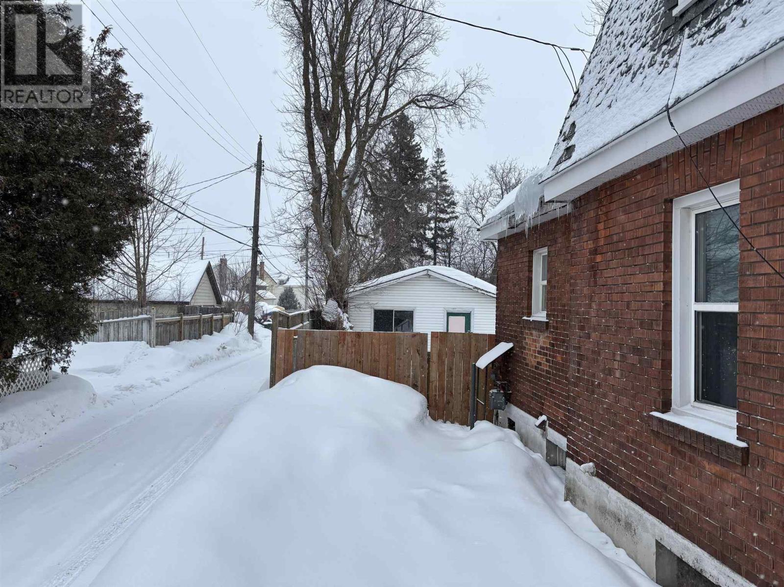 312 Huron St, Sault Ste. Marie, Ontario P6A 1R8 - Photo 2 - SM260128