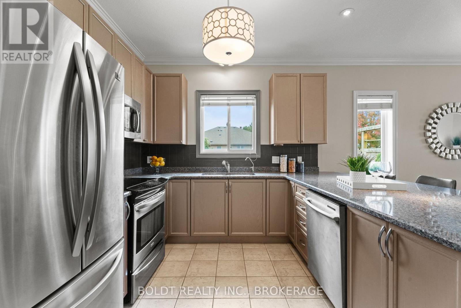 8 Willowlanding Court, Welland (N. Welland), Ontario  L3C 7L7 - Photo 8 - X12709348