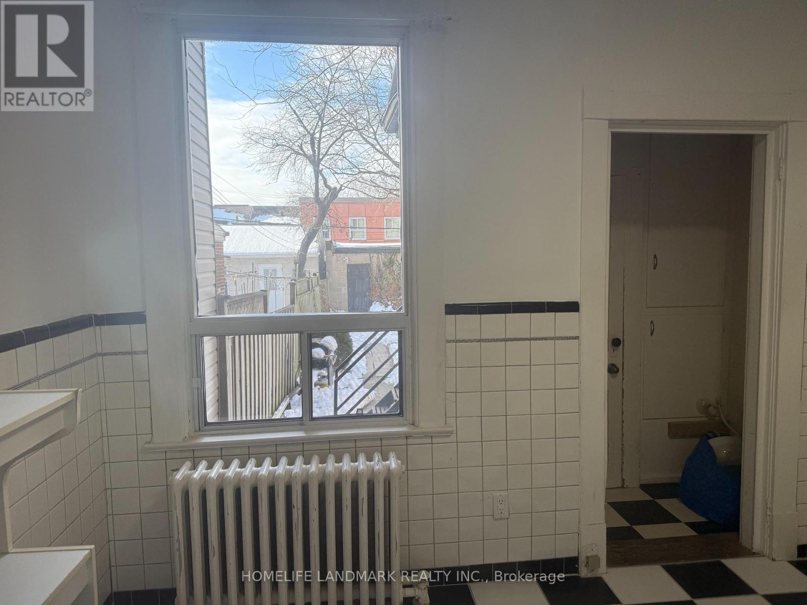 Main Floor Unit - 246 Euclid Avenue, Toronto, Ontario  M6J 2K2 - Photo 13 - C12709336