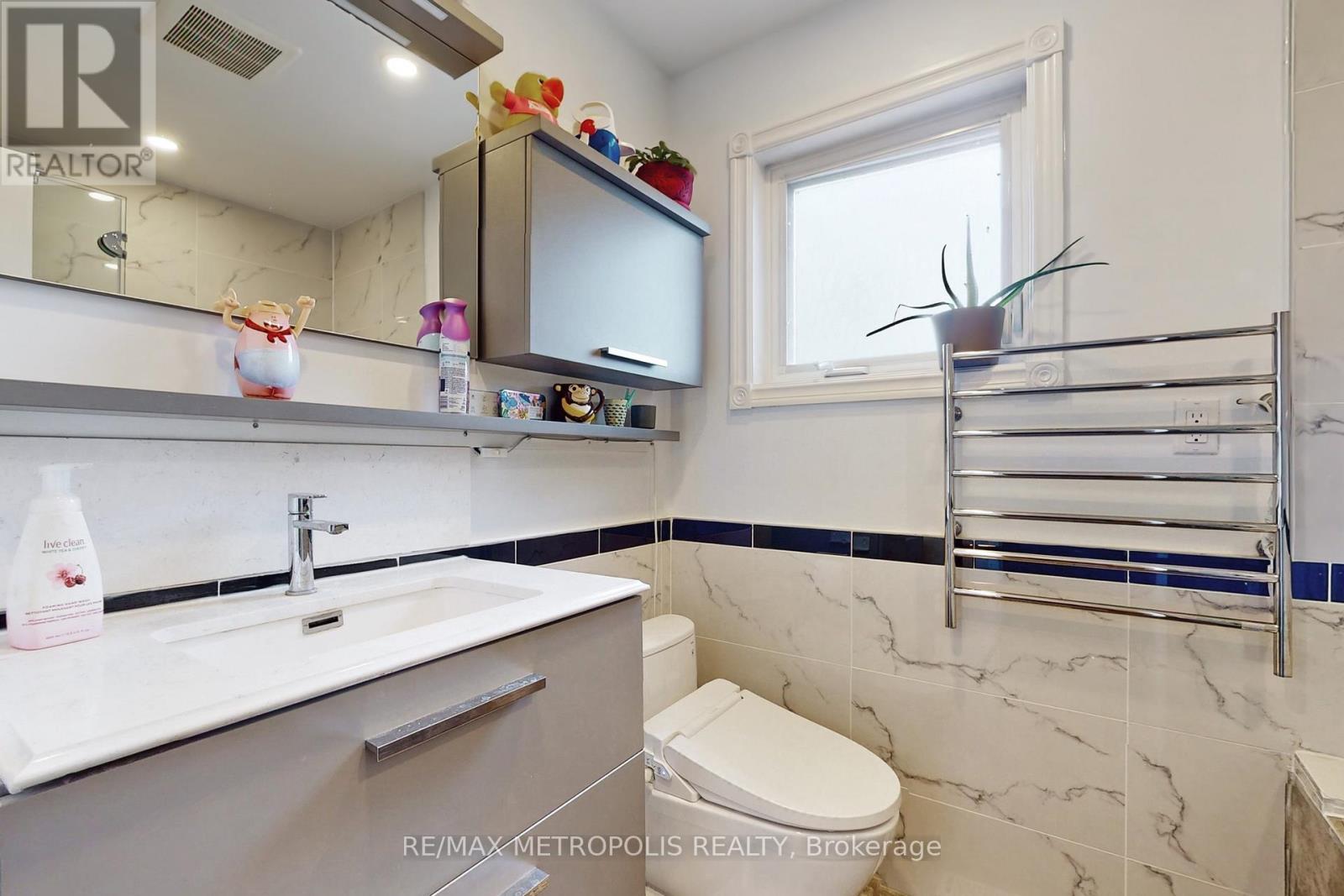 64 Mandel Crescent, Richmond Hill (Devonsleigh), Ontario  L4C 9Z7 - Photo 22 - N12709208