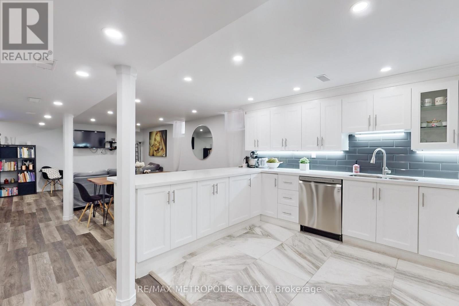 64 Mandel Crescent, Richmond Hill (Devonsleigh), Ontario  L4C 9Z7 - Photo 31 - N12709208