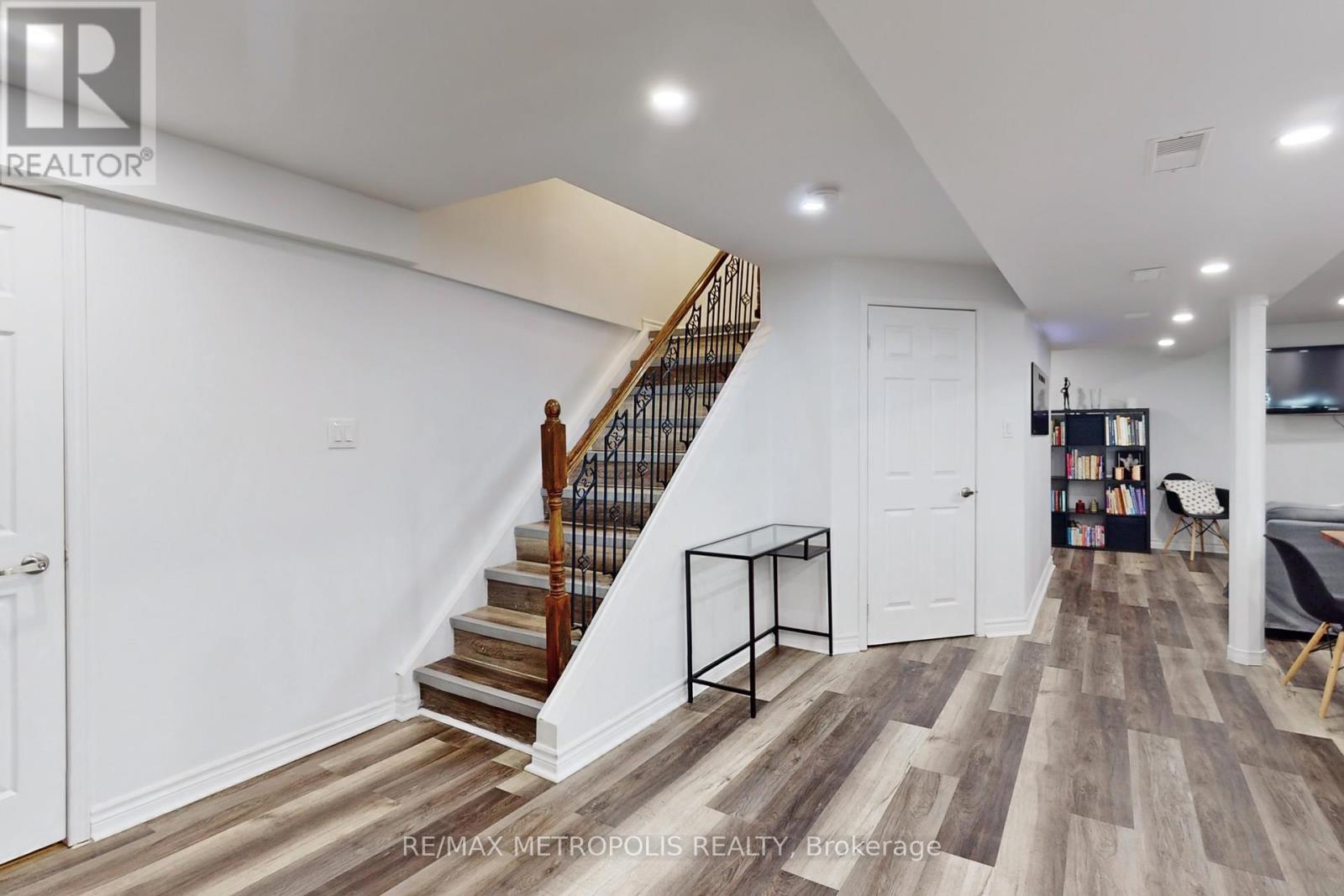 64 Mandel Crescent, Richmond Hill (Devonsleigh), Ontario  L4C 9Z7 - Photo 33 - N12709208