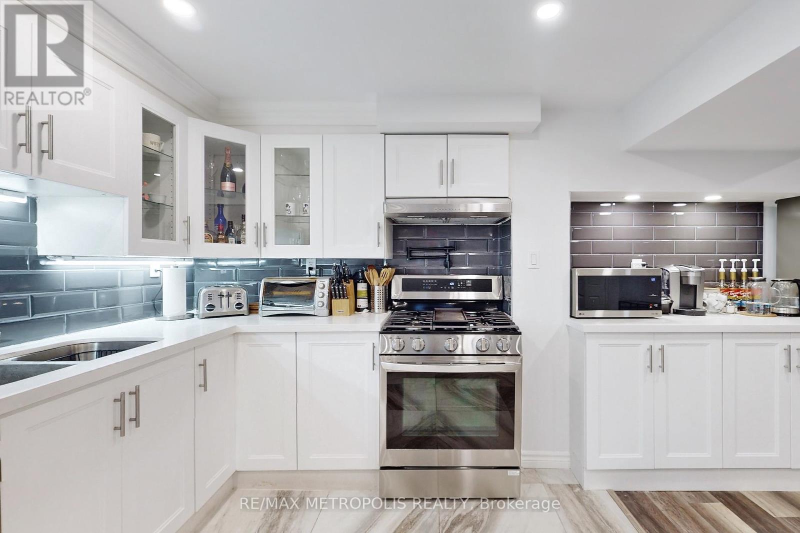 64 Mandel Crescent, Richmond Hill (Devonsleigh), Ontario  L4C 9Z7 - Photo 35 - N12709208