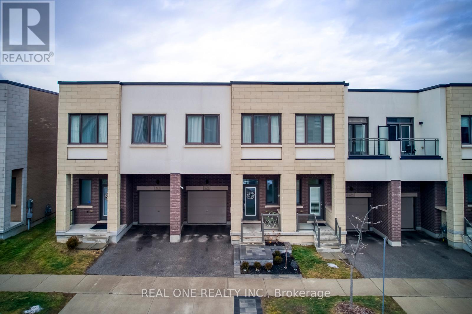 225 Fowley Drive, Oakville (Go Glenorchy), Ontario  L6H 0P4 - Photo 2 - W12709120