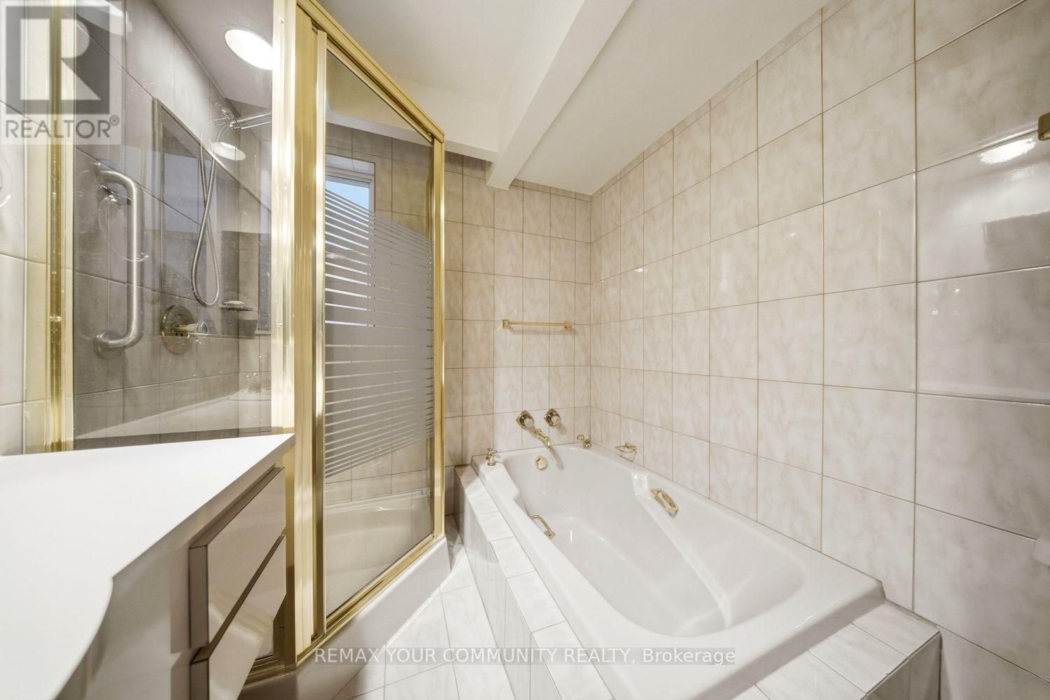 11 Grovetree Road, Toronto (Thistletown-Beaumonde Heights), Ontario  M9V 2Y1 - Photo 31 - W12709234