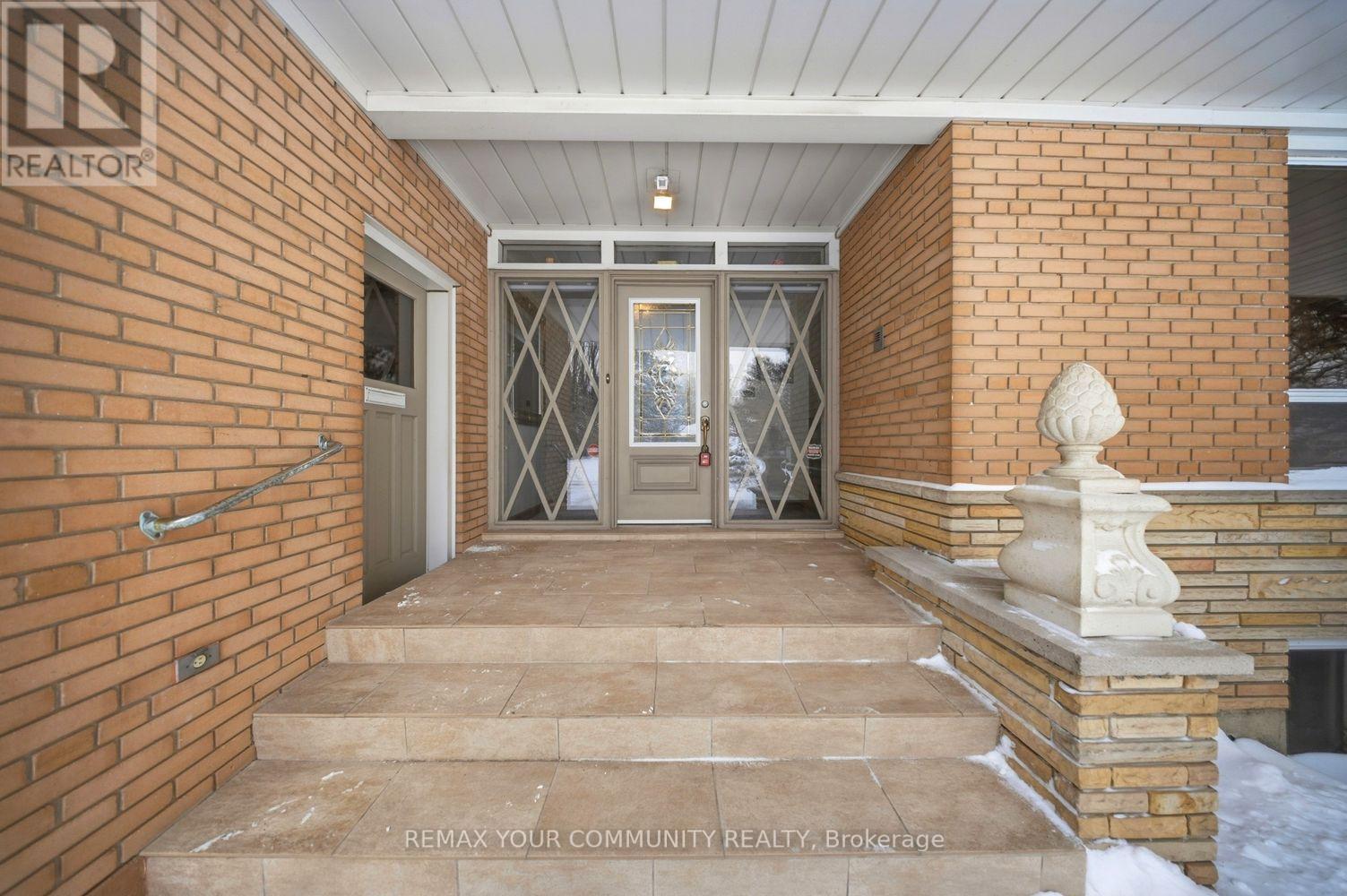 11 Grovetree Road, Toronto (Thistletown-Beaumonde Heights), Ontario  M9V 2Y1 - Photo 4 - W12709234