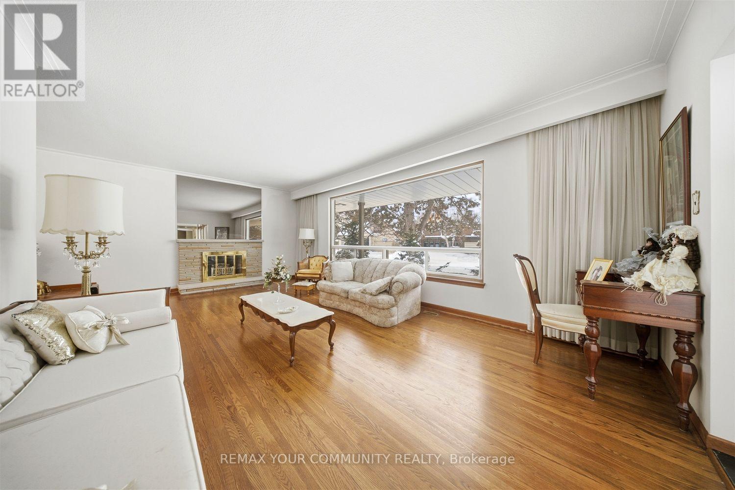 11 Grovetree Road, Toronto (Thistletown-Beaumonde Heights), Ontario  M9V 2Y1 - Photo 8 - W12709234