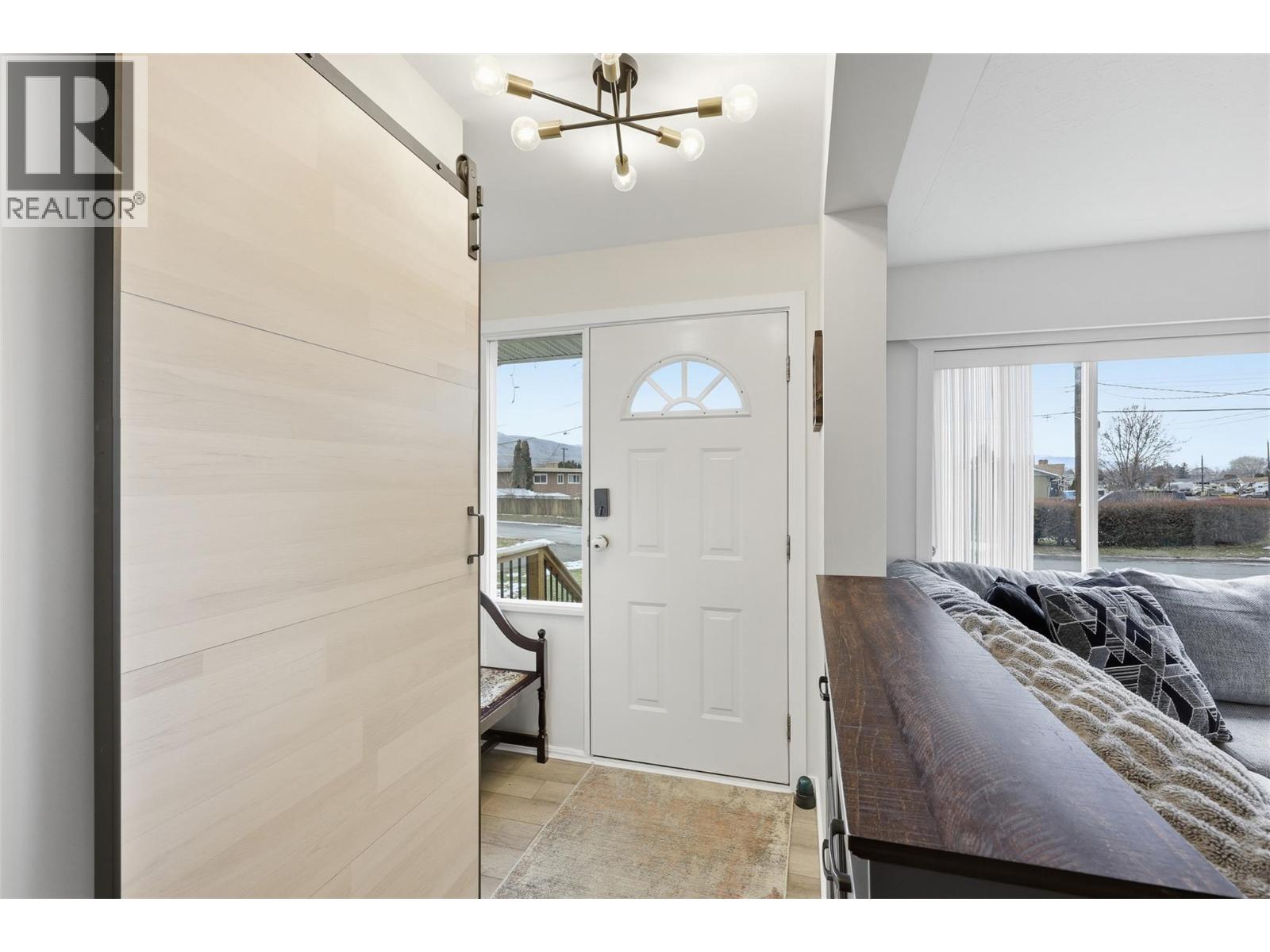 1009 Calmar Place, Kamloops, British Columbia  V2B 4T2 - Photo 3 - 10372643