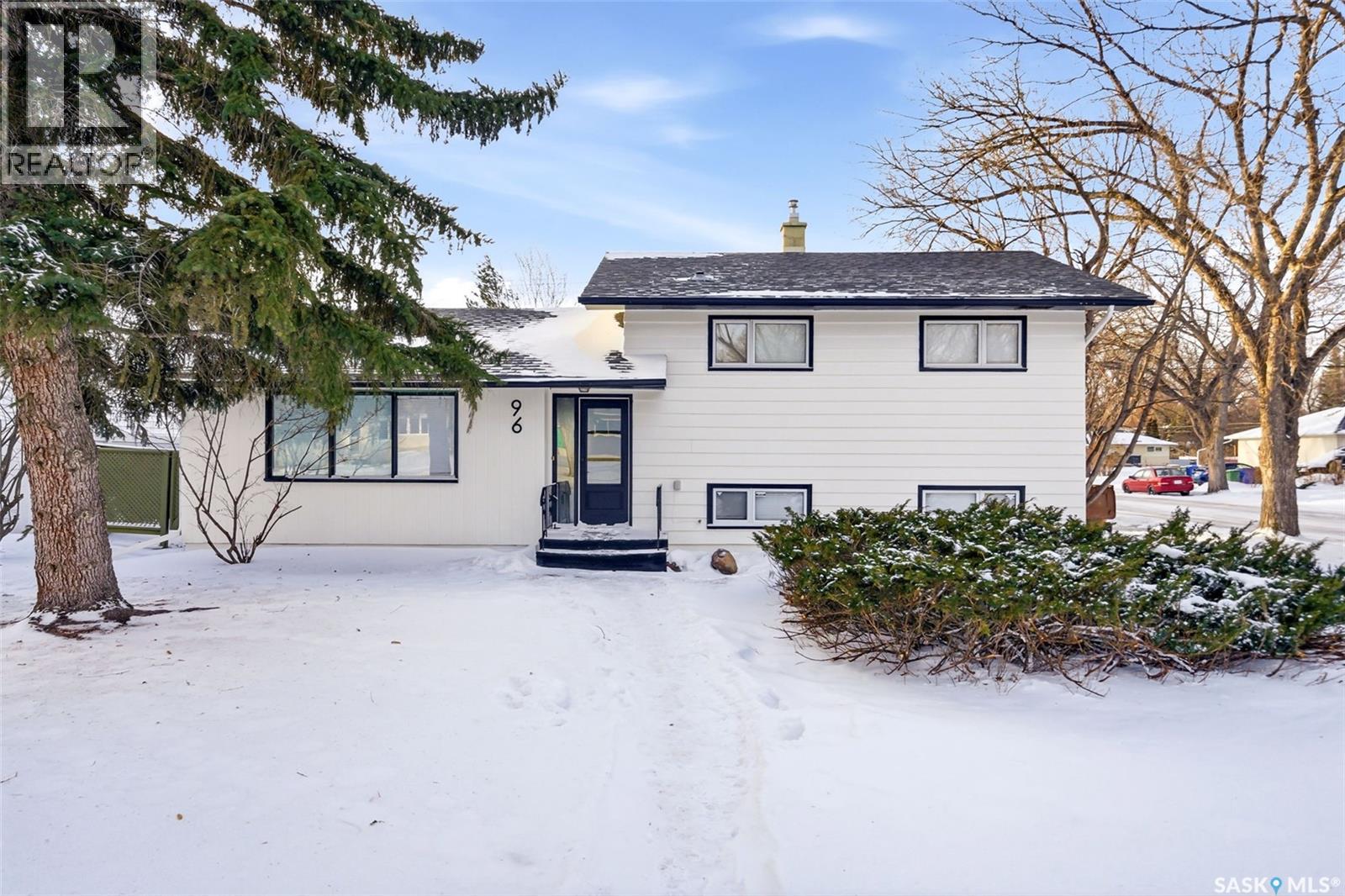 96 Bobolink Bay, Regina, Saskatchewan  S4S 4K1 - Photo 1 - SK027040