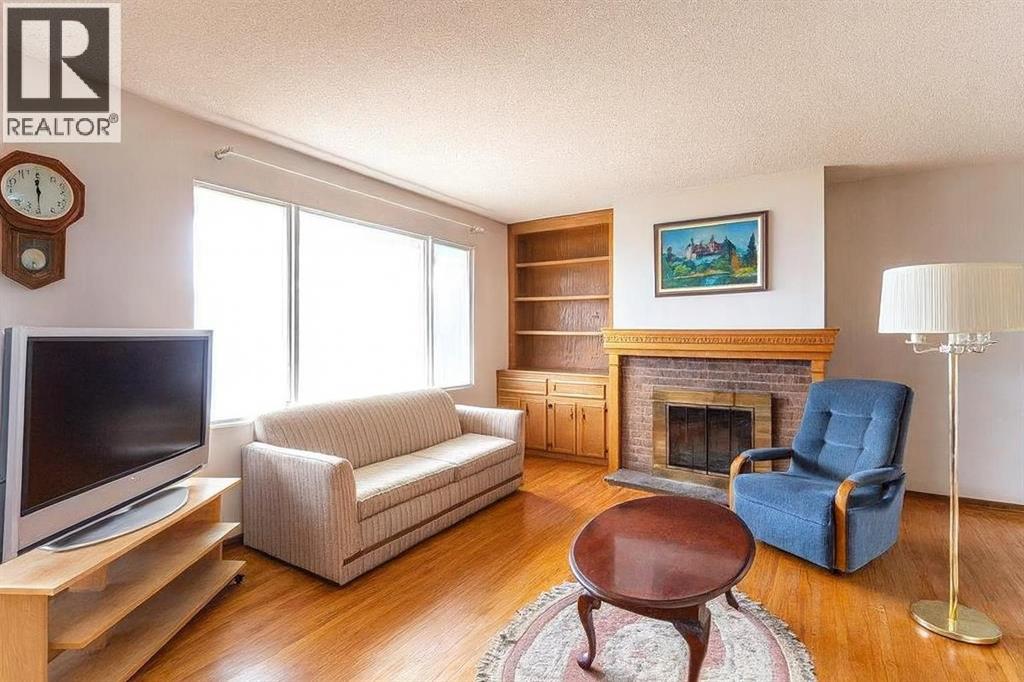 7803 Hunterslea Crescent Nw, Calgary, Alberta  T2K 4M3 - Photo 5 - A2267488