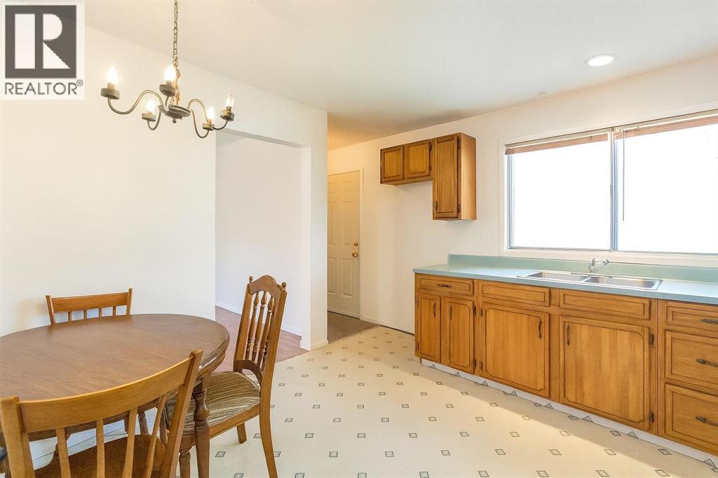 7803 Hunterslea Crescent Nw, Calgary, Alberta  T2K 4M3 - Photo 2 - A2267488