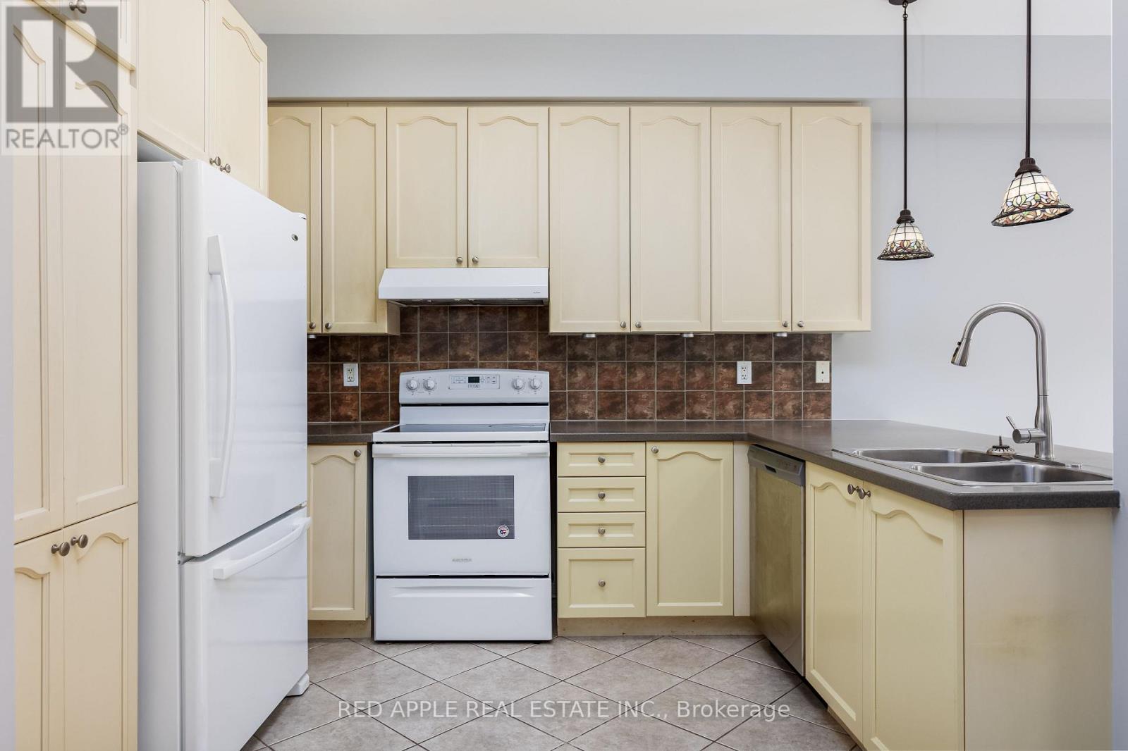 23 Ulson Drive, Richmond Hill, Ontario  L4C 4M6 - Photo 4 - N12709362