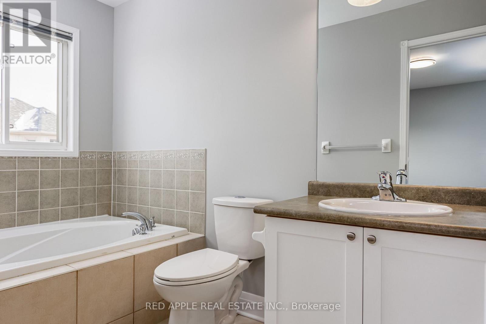 23 Ulson Drive, Richmond Hill, Ontario  L4C 4M6 - Photo 9 - N12709362