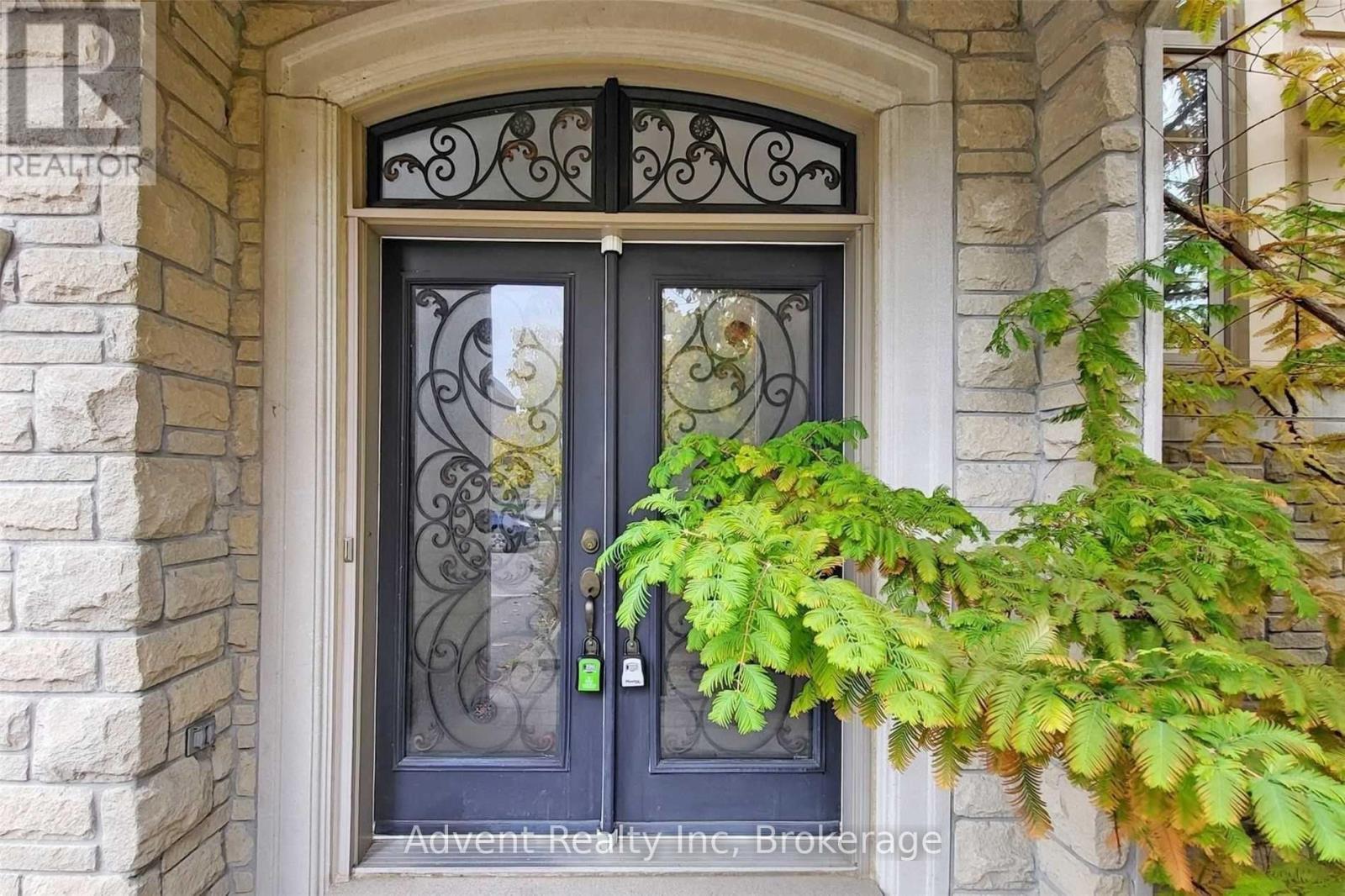 106 Allison Ann Way, Vaughan, Ontario  L6A 0G7 - Photo 3 - N12709416