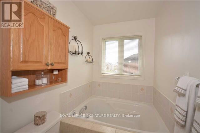 5610 Freshwater Drive, Mississauga, Ontario  L5M 7N1 - Photo 7 - W12709478