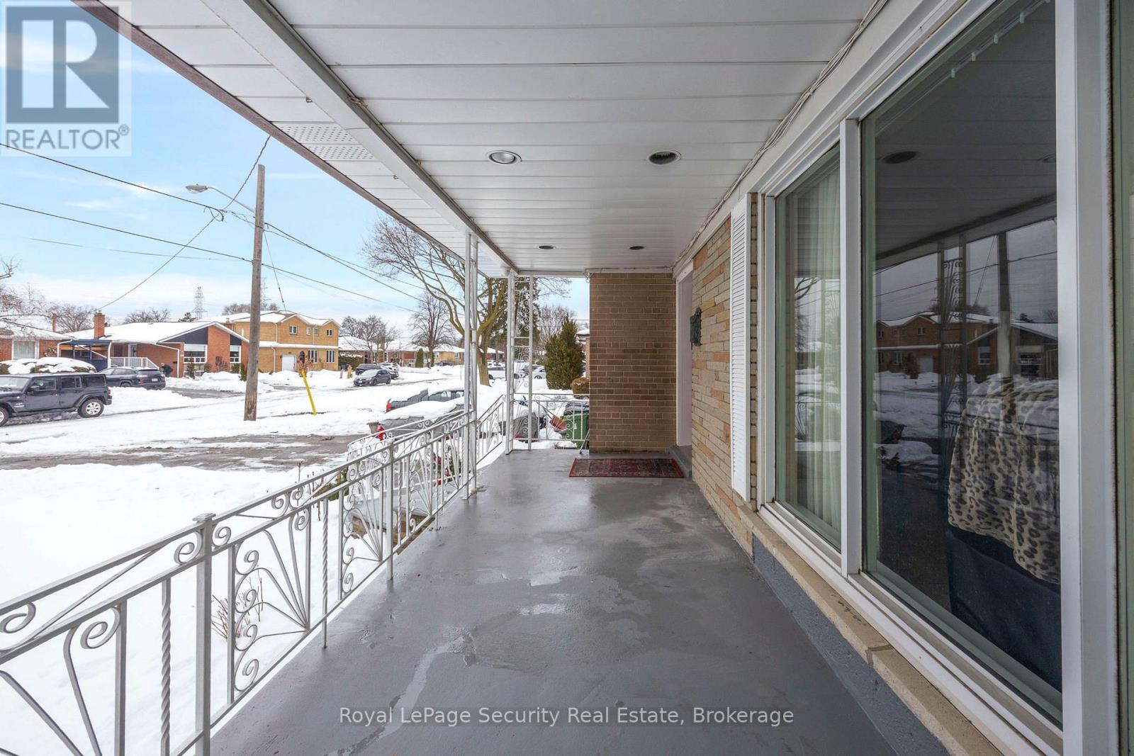 27 Belleglade Court, Toronto, Ontario  M9M 2W3 - Photo 3 - W12699750