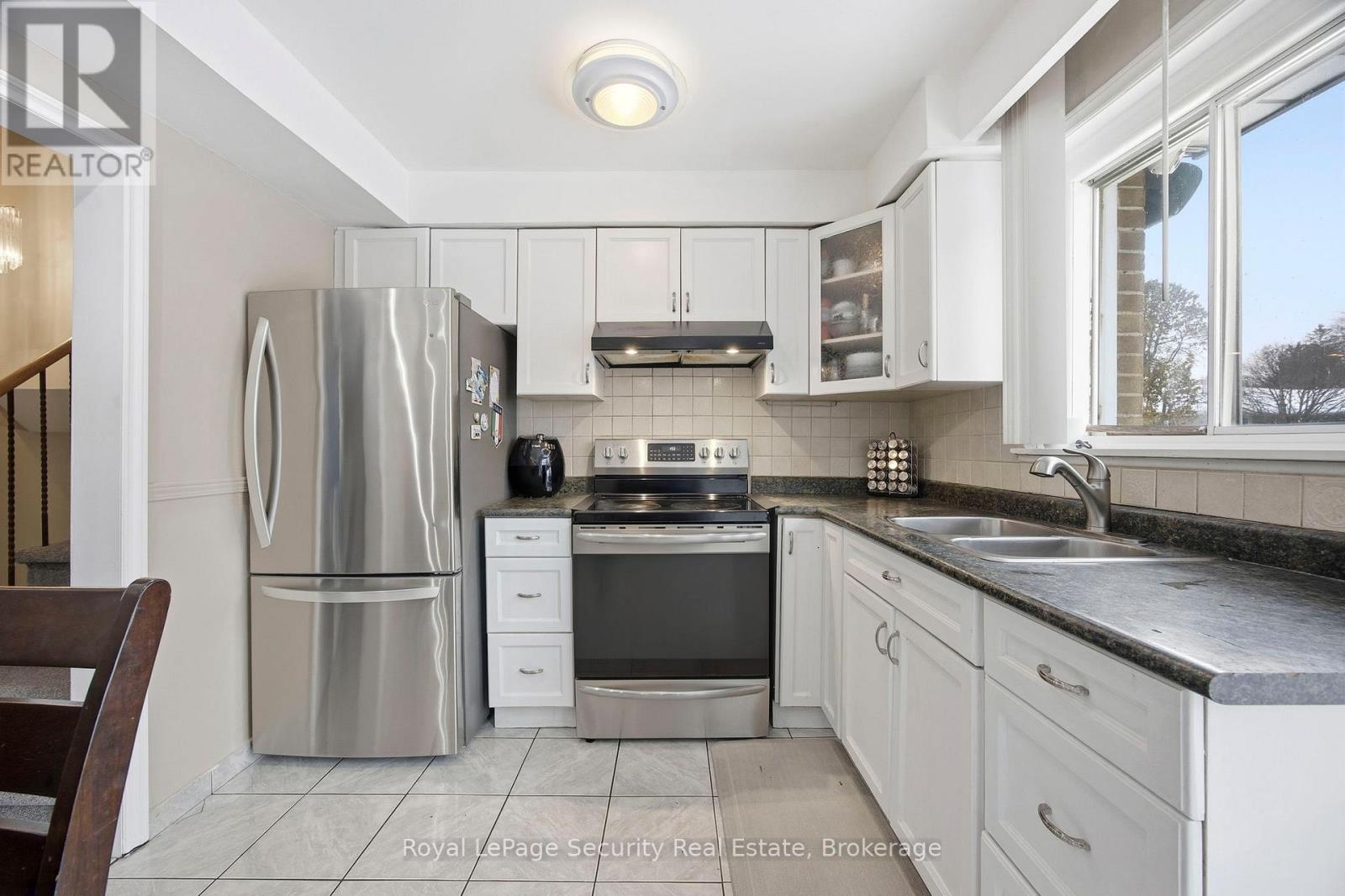 27 Belleglade Court, Toronto, Ontario  M9M 2W3 - Photo 8 - W12699750