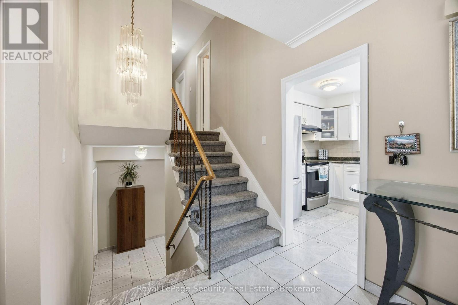 27 Belleglade Court, Toronto, Ontario  M9M 2W3 - Photo 4 - W12699750