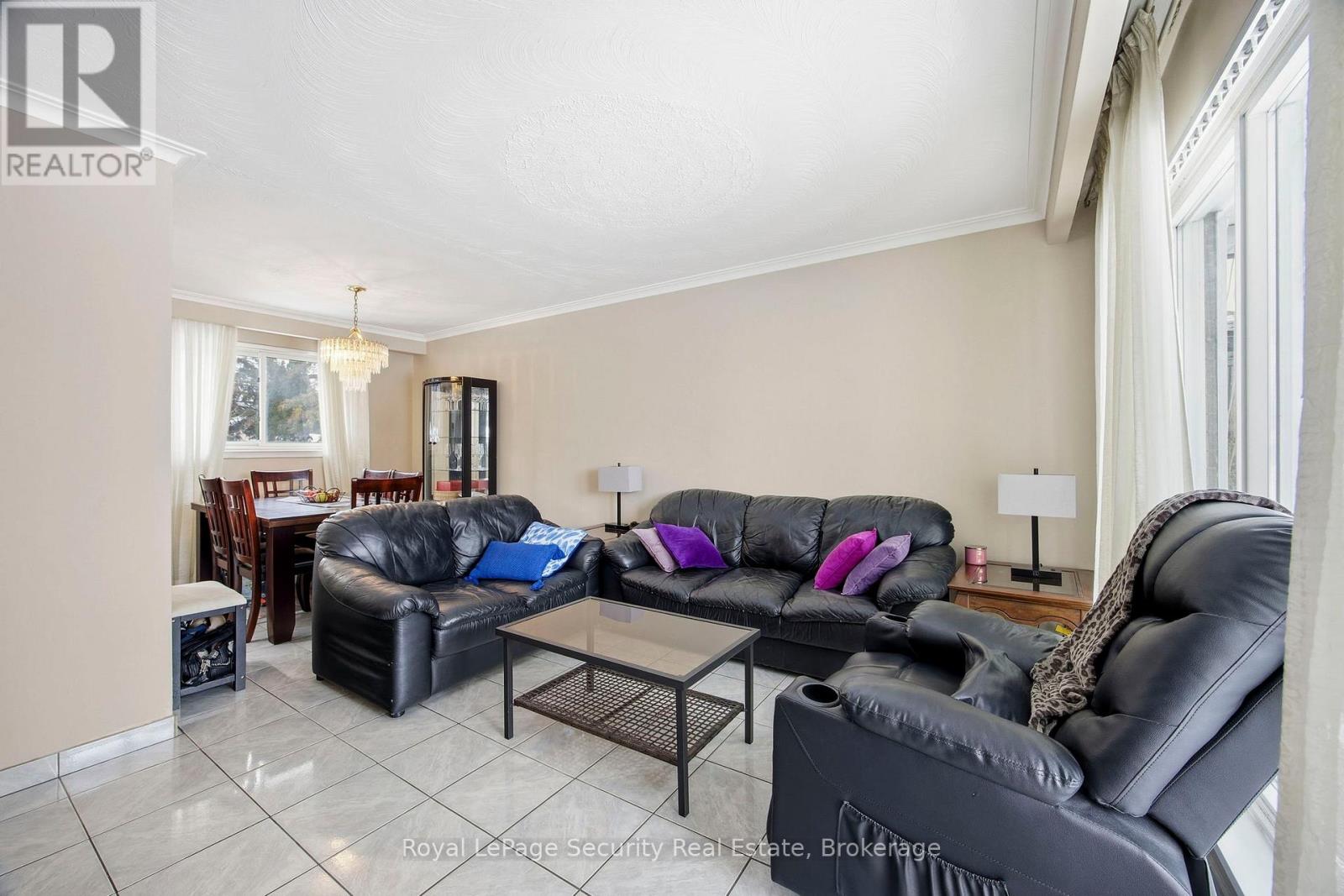 27 Belleglade Court, Toronto, Ontario  M9M 2W3 - Photo 5 - W12699750