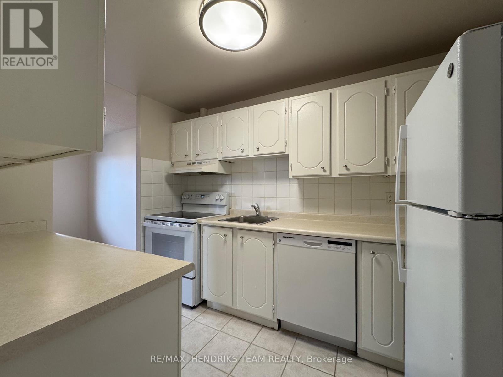 707 - 610 Lake Street, St. Catharines (Lakeport), Ontario  L2N 5T1 - Photo 2 - X12709530