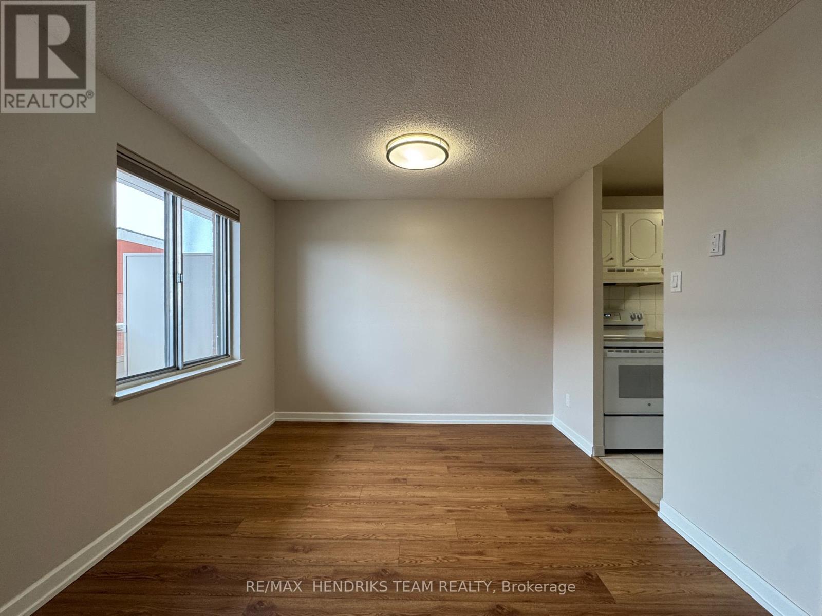 707 - 610 Lake Street, St. Catharines (Lakeport), Ontario  L2N 5T1 - Photo 4 - X12709530