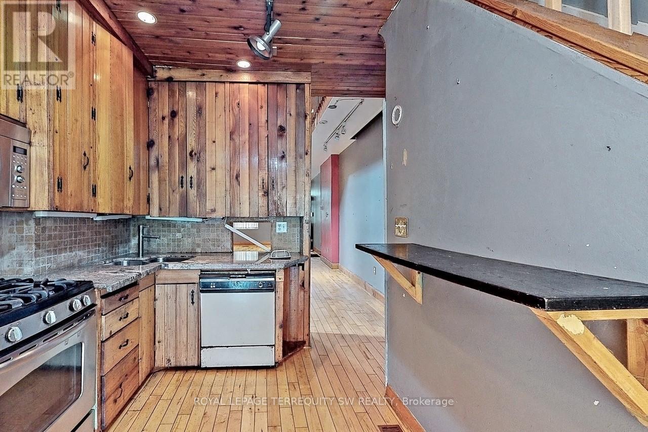 11 Olive Avenue, Toronto, Ontario  M6G 1T7 - Photo 10 - C12709528