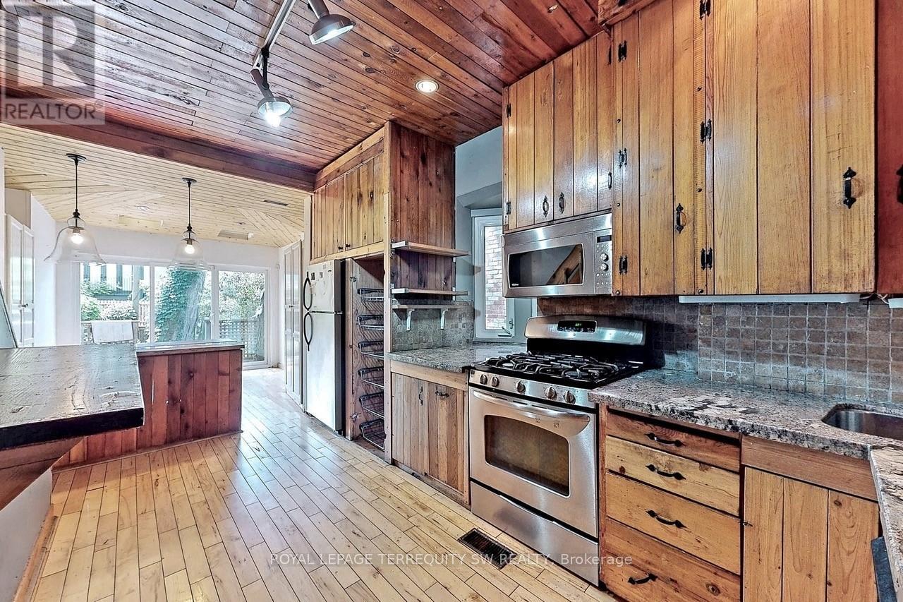 11 Olive Avenue, Toronto, Ontario  M6G 1T7 - Photo 11 - C12709528