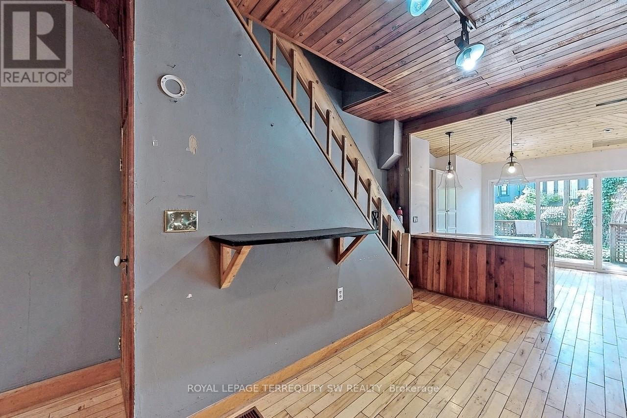 11 Olive Avenue, Toronto, Ontario  M6G 1T7 - Photo 14 - C12709528