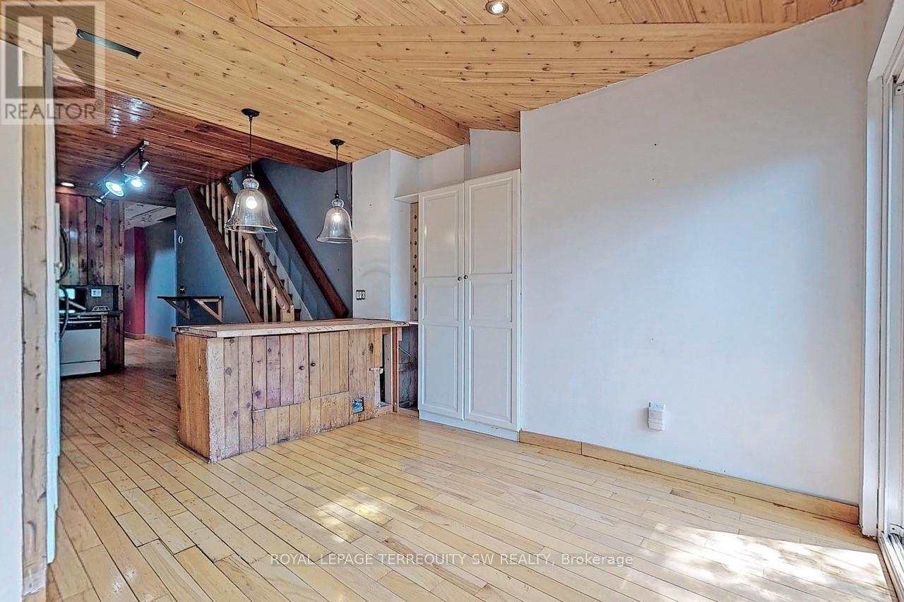 11 Olive Avenue, Toronto, Ontario  M6G 1T7 - Photo 15 - C12709528