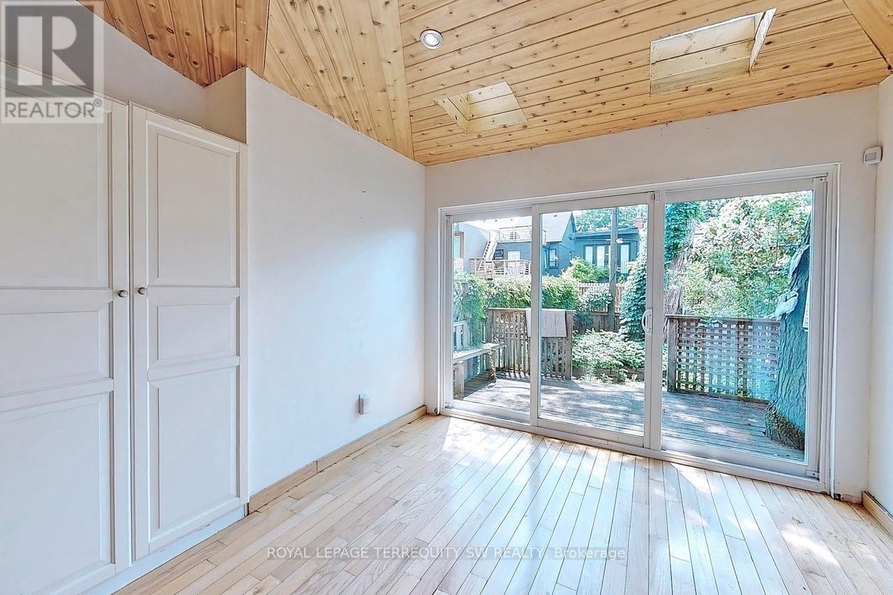 11 Olive Avenue, Toronto, Ontario  M6G 1T7 - Photo 17 - C12709528