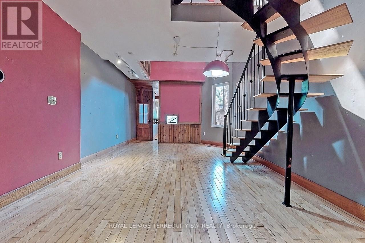 11 Olive Avenue, Toronto, Ontario  M6G 1T7 - Photo 6 - C12709528