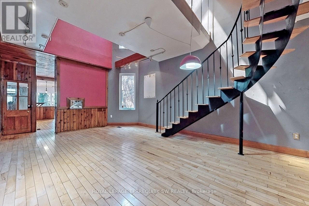 11 Olive Avenue, Toronto, Ontario  M6G 1T7 - Photo 7 - C12709528