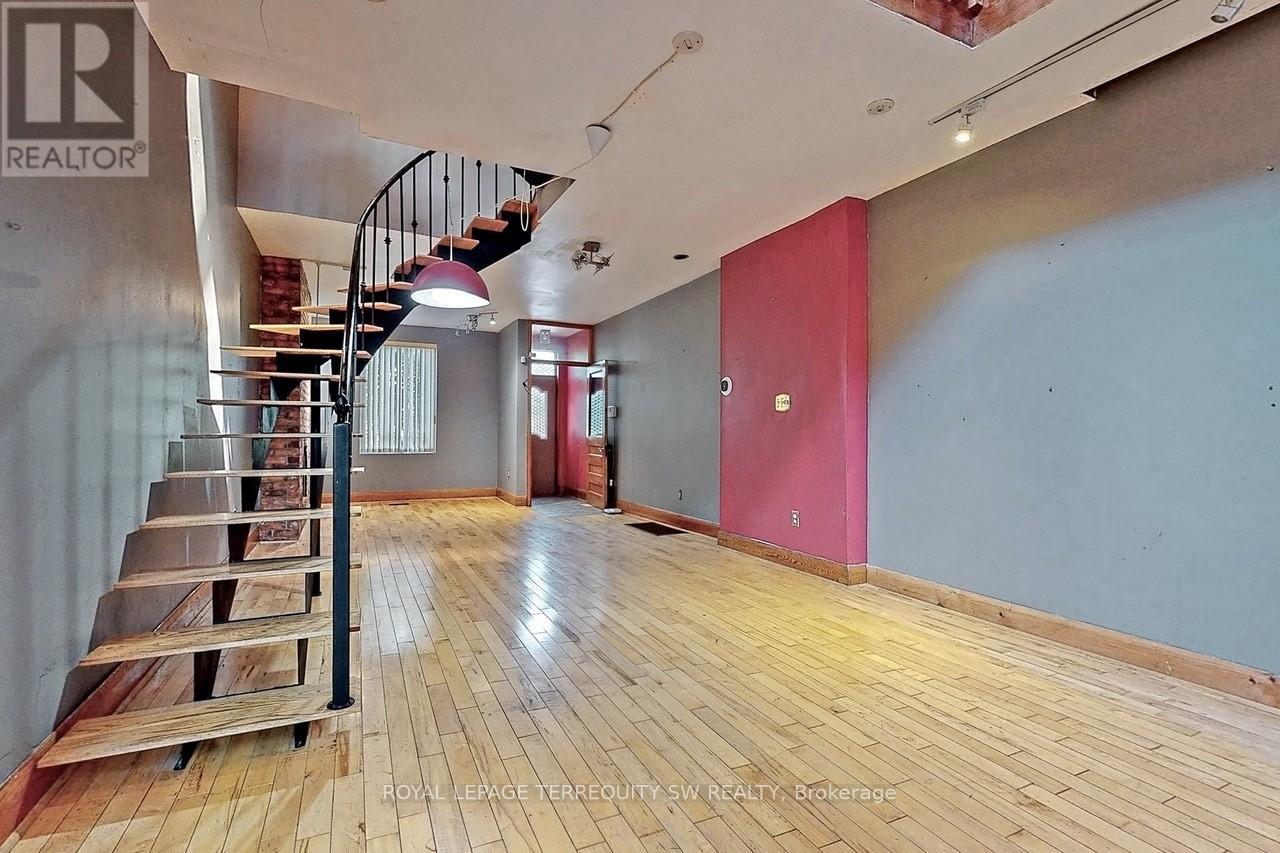 11 Olive Avenue, Toronto, Ontario  M6G 1T7 - Photo 8 - C12709528