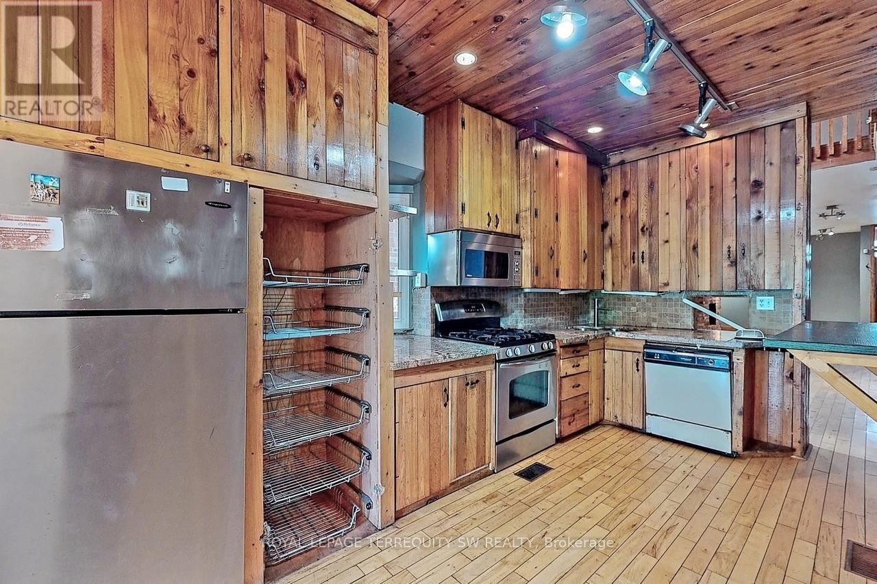 11 Olive Avenue, Toronto, Ontario  M6G 1T7 - Photo 9 - C12709528