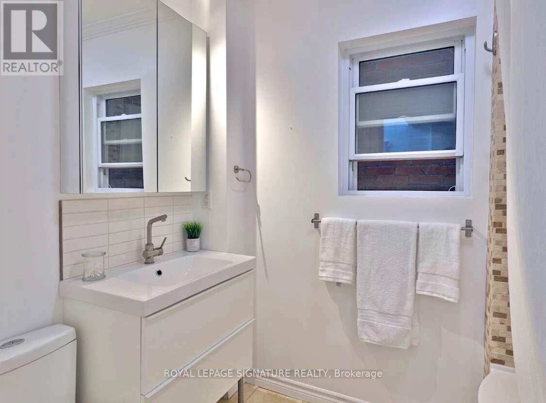 Main - 20 Amroth Avenue, Toronto, Ontario  M4C 4H2 - Photo 11 - E12709738