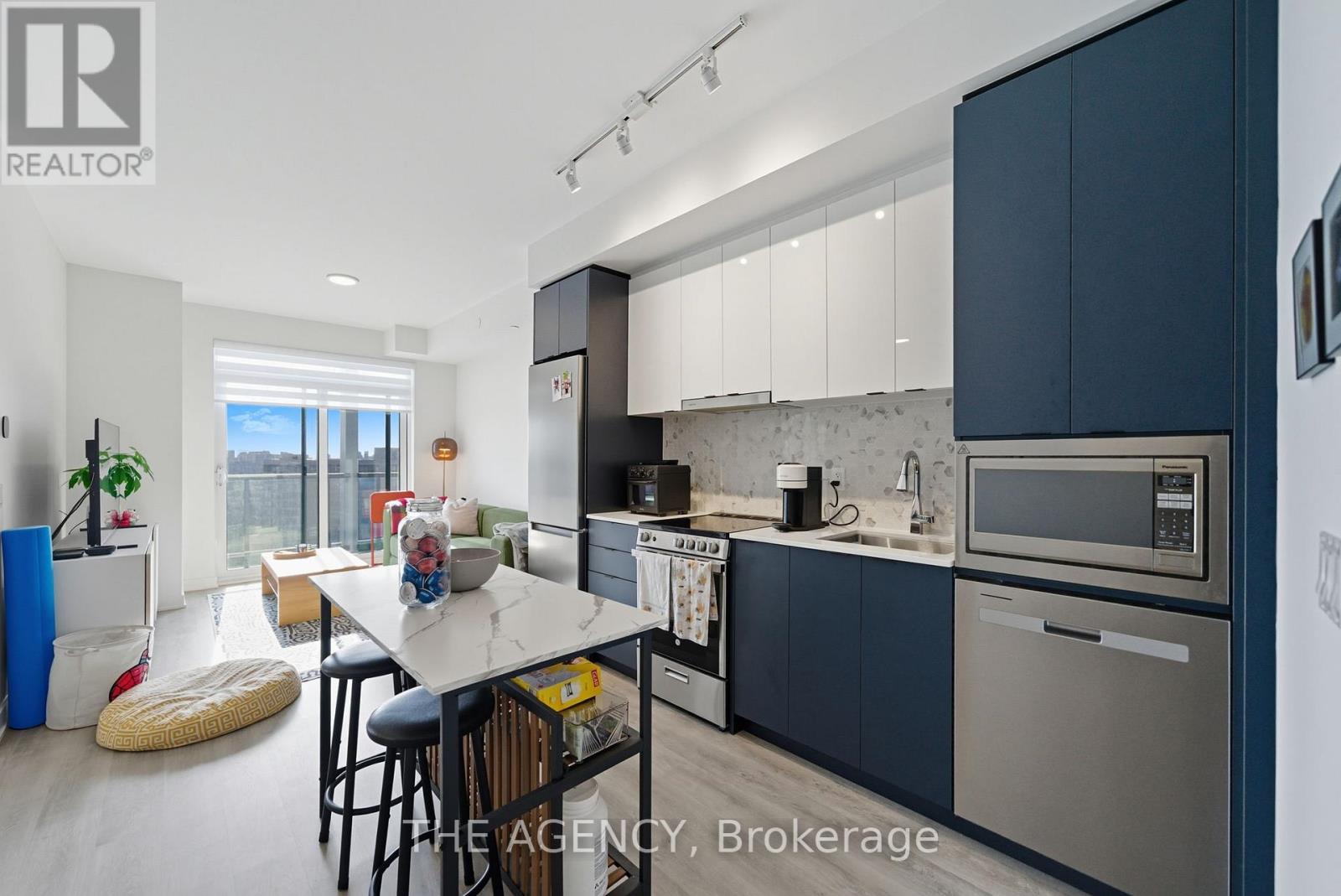 1411 - 30 Upper Mall Way, Vaughan, Ontario  L4J 0L7 - Photo 3 - N12709538