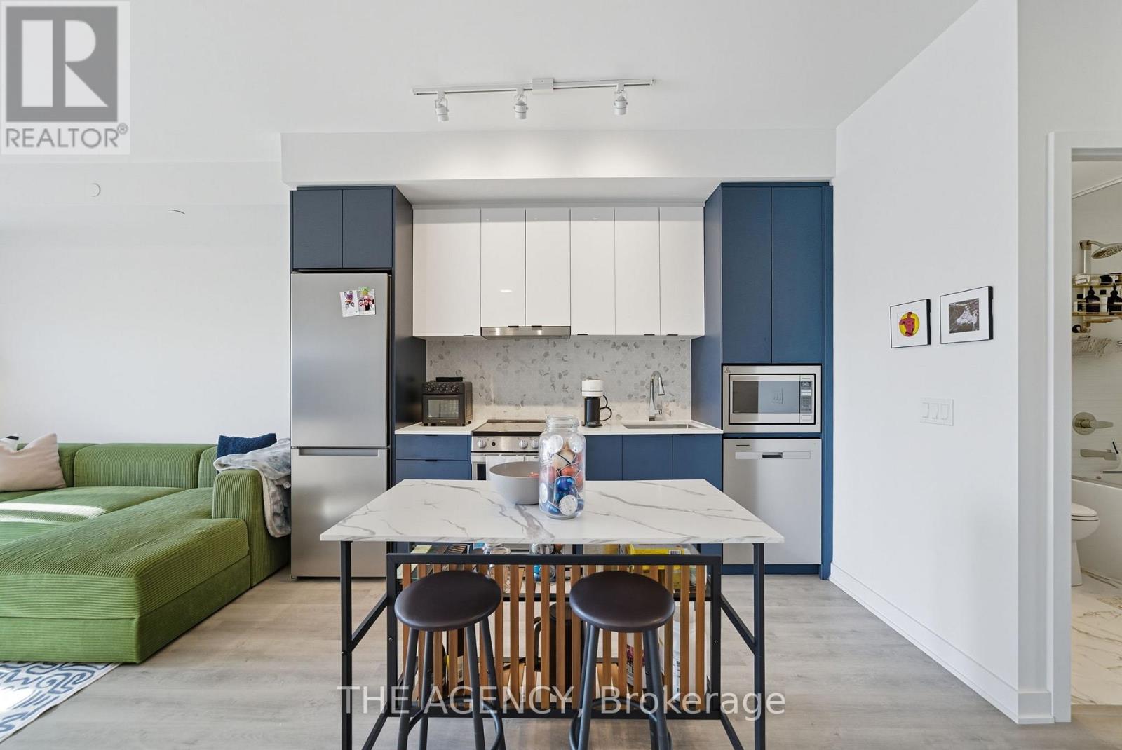 1411 - 30 Upper Mall Way, Vaughan, Ontario  L4J 0L7 - Photo 4 - N12709538