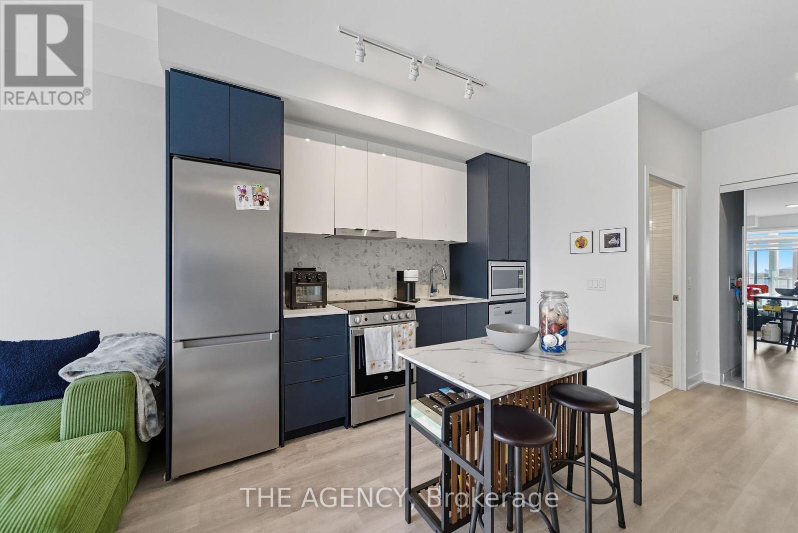 1411 - 30 Upper Mall Way, Vaughan, Ontario  L4J 0L7 - Photo 5 - N12709538