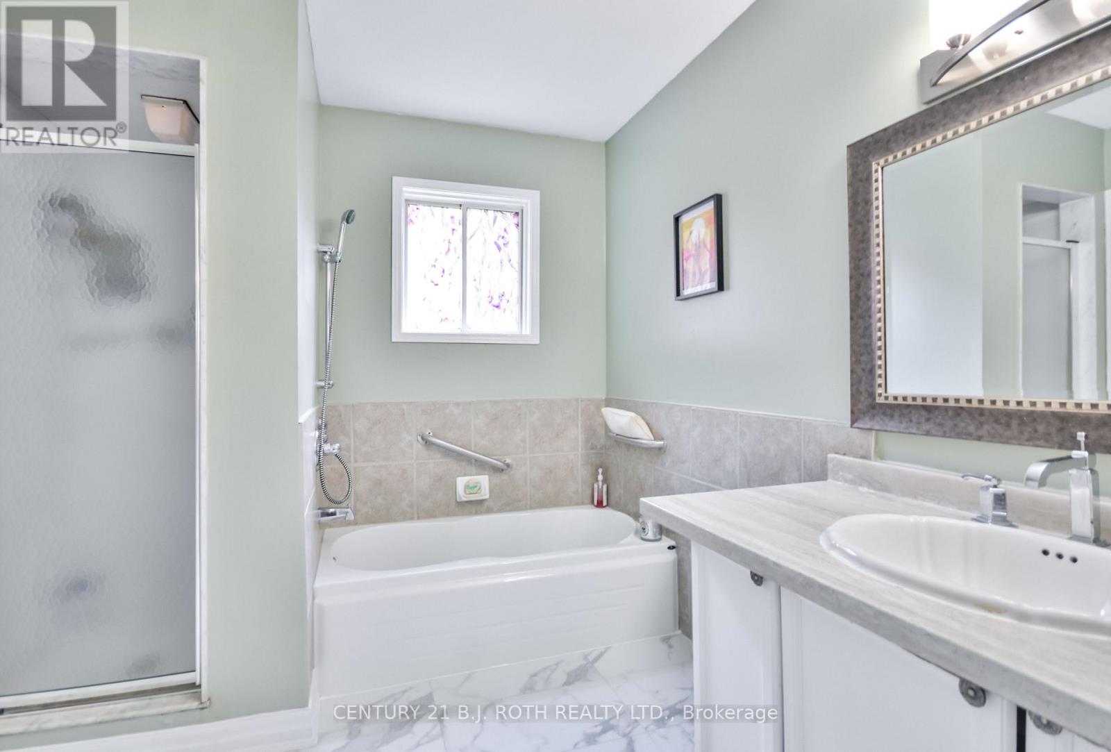 37 Nicholson Drive, Barrie (Ardagh), Ontario  L4N 8L7 - Photo 16 - S12709568