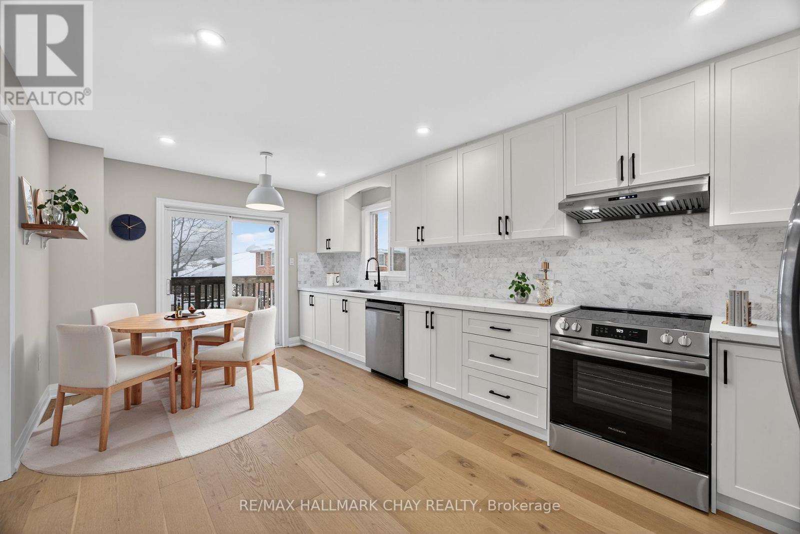 32 Bloom Crescent, Barrie (Ardagh), Ontario  L4N 0S8 - Photo 3 - S12709618